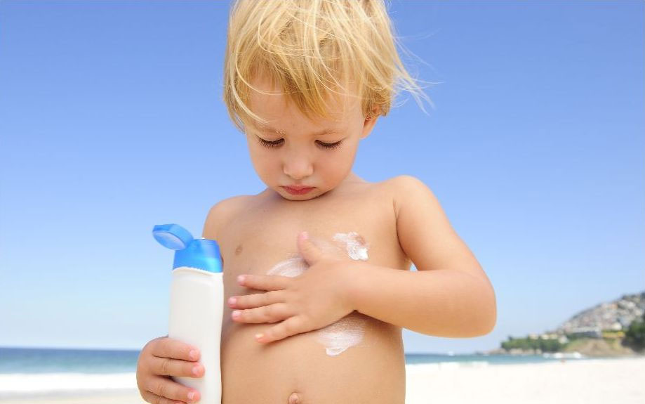 Прості поради для захисту шкіри дитини протягом усього року